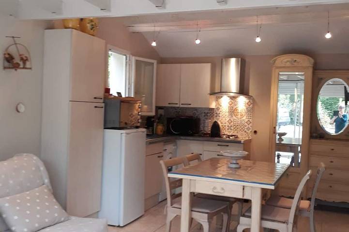 Appartement entier, Agréable Studio  dans jardin paysager  avec piscine et grande cuisine d'été. in Bagnols-en-Forêt, Côte méditerranéenne (France)
