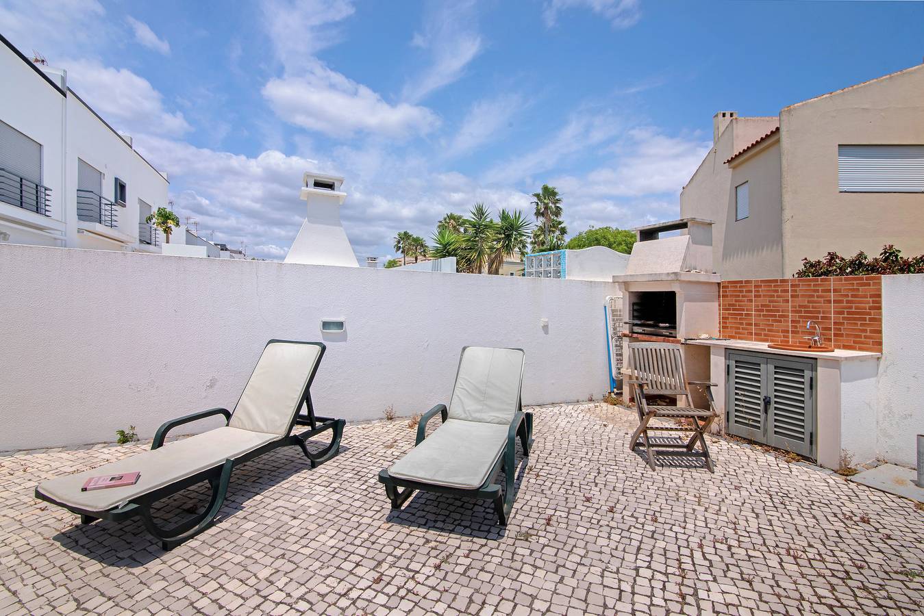 Ferienhaus 'Lota Village 32' mit Privatterrasse, Wi-Fi und Klimaanlage in Praia da Lota, Manta Rota