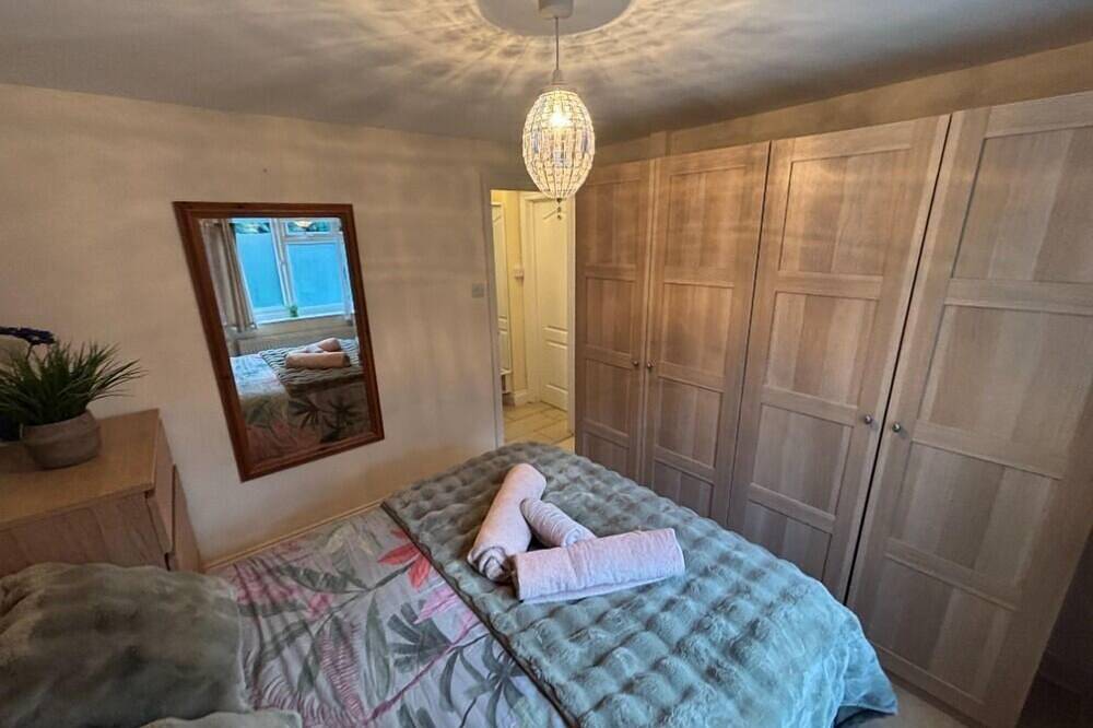 Appartement entier, Ideally Located-Confort-Appartement-Salle de bain privée-Vue sur Jardin in Crawley, Sussex de l'Ouest