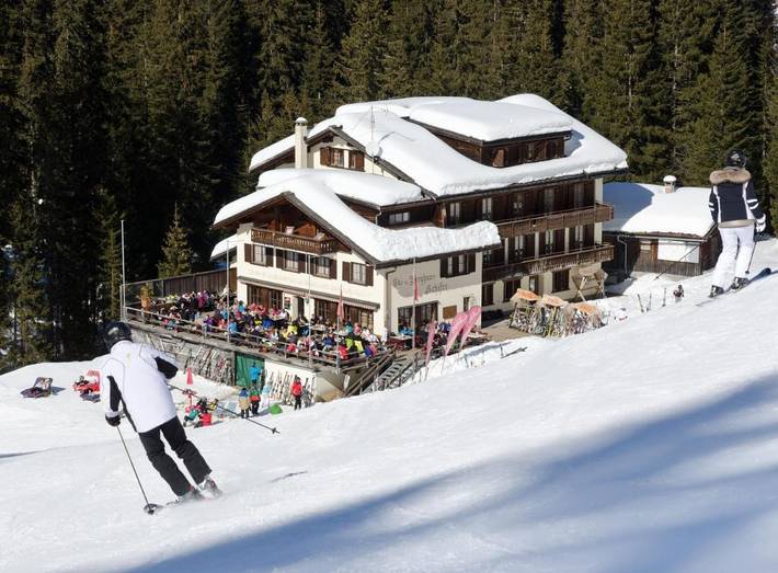 Hôtel pour 4 personnes, avec Terrasse ainsi que Jardin et Vue dans Klosters