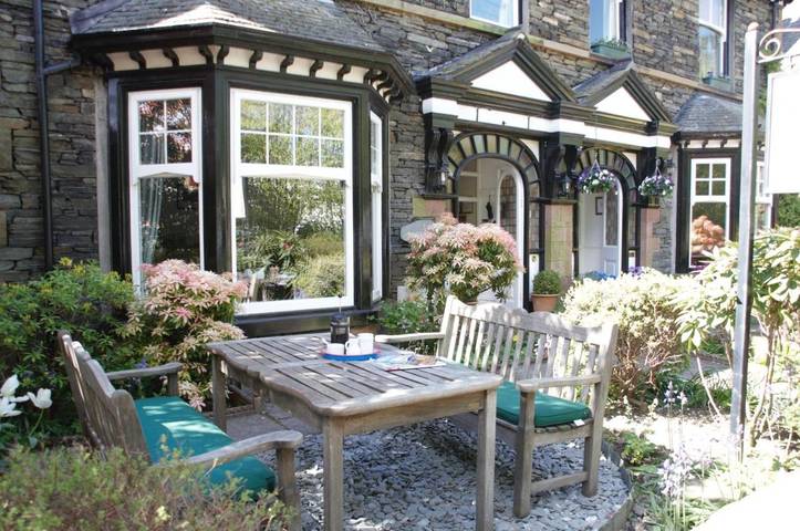 Bed and breakfast for 2 people, with Garden and View in Windermere
