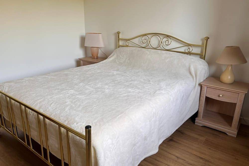 Country house in a natural wooded setting in a 3-hectare park in Contes, Nice region
