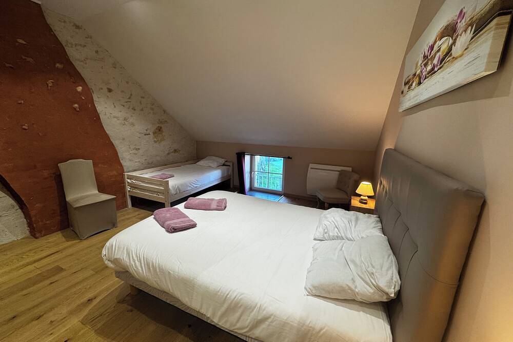 Nice house for 10 people in a quiet area with jacuzzi in Saints-en-Puisaye, Auxerre und Umgebung