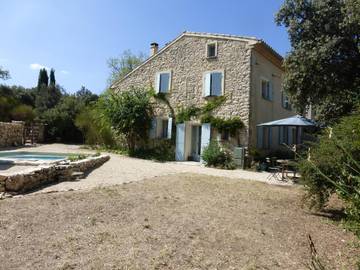 Gîte pour 6 personnes, avec piscine ainsi que terrasse et jardin à Blauvac
