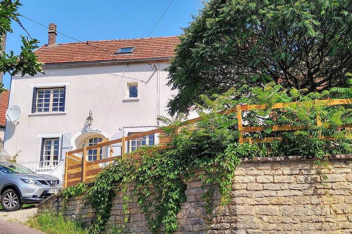 Location de vacances pour 4 personnes, avec balcon et jardin à Frôlois