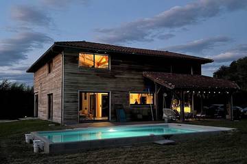 Location de vacances pour 12 personnes, avec jardin ainsi que jacuzzi et terrasse à Mugron