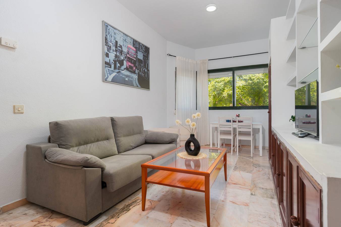 Entire apartment, Apartment 'Palacio De Congresos' with Shared Pool, Wi-Fi and Air Conditioning in Este-Alcosa-Torreblanca, Sevilla