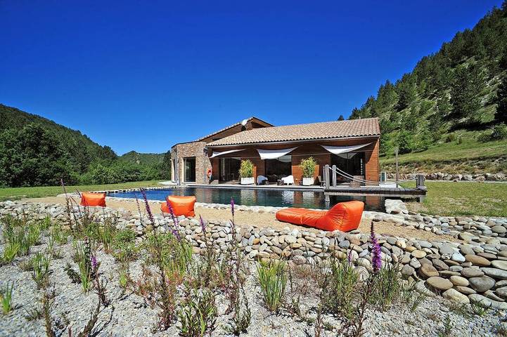 Gîte pour 4 personnes, avec jardin ainsi que terrasse et piscine à La Roche-sur-le-Buis
