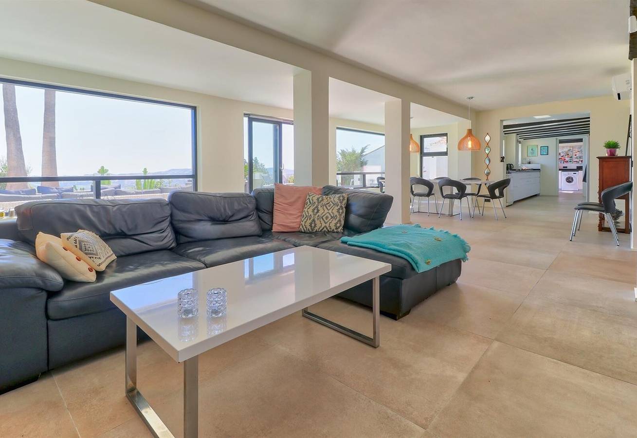 Increíble villa con vistas a la montaña, terraza, piscina y Wi-Fi in Mijas Costa, Mijas