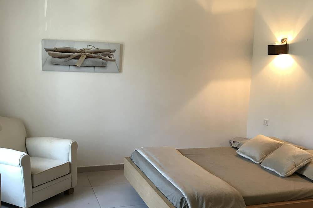 House With Patio & Pool In The Heart Of The Ramparts! in Aigues-Mortes, Côte d'Améthyste