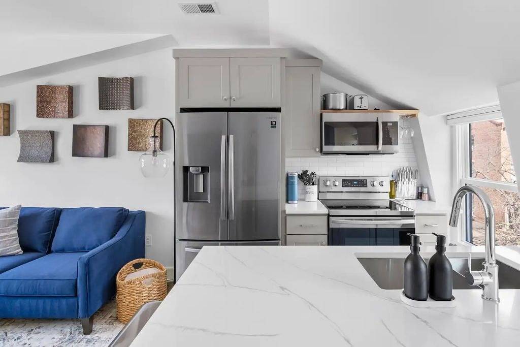 Ganze Wohnung, 1/2 Block from King Street, 5★ Location ~ ♛King Bed ~ Free Parking in Alexandria (VA), Alexandria City