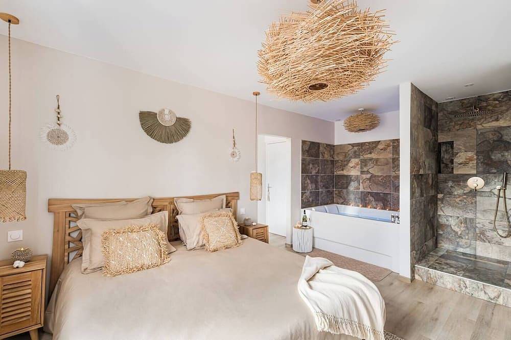 Entire apartment, The Bali Room Balneo Saint Etienne in Saint-Étienne, Loire