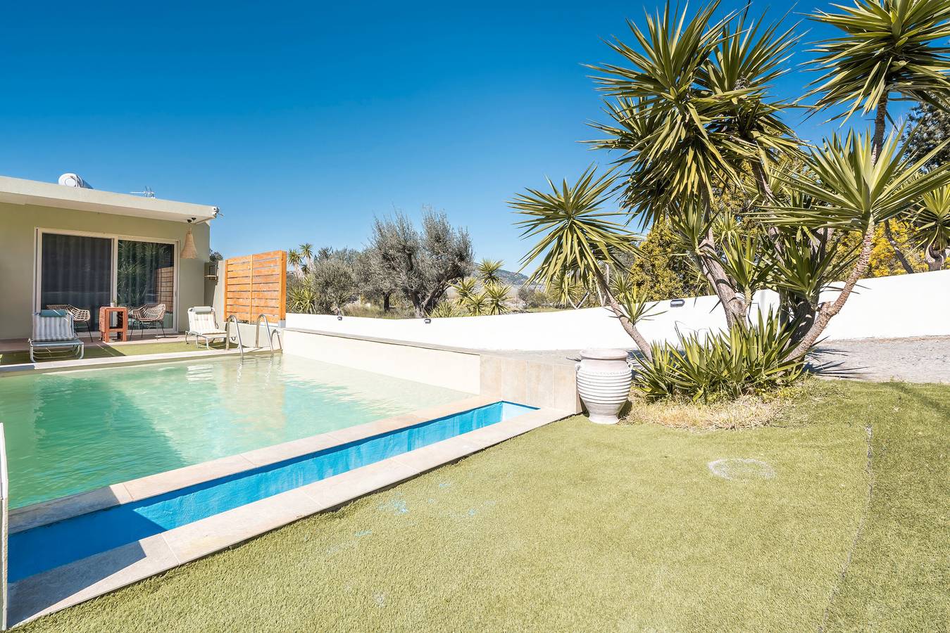 Entire apartment, Apartment 'Mb Luxury Suites Charaki No 1' with Private Pool, Wi-Fi and Air Conditioning in Charaki, Rhodes