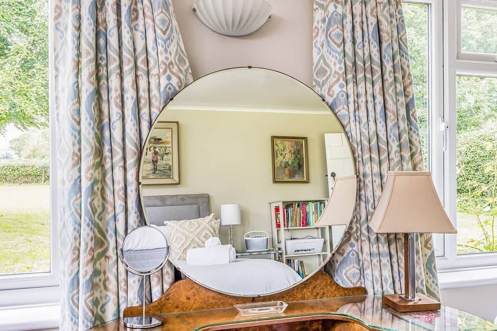 Charming Cottage With Amazing Views - Pass the Keys in Lavant, South-Downs