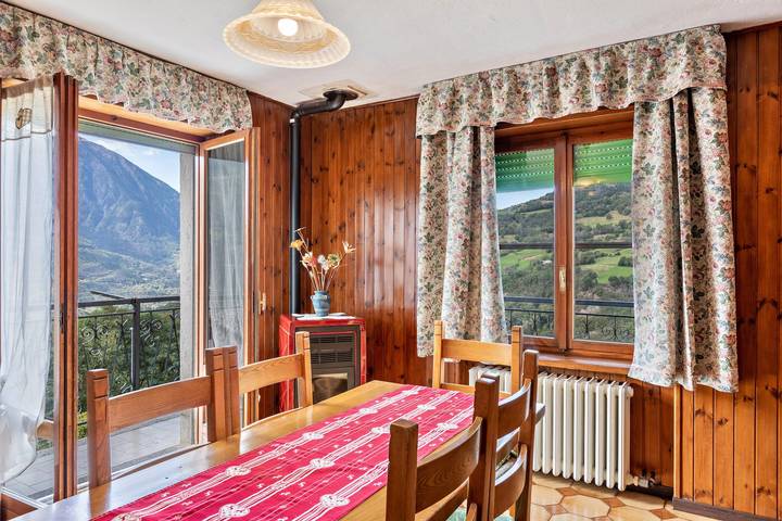 Entire apartment, Apartment 'Alloggio Chez Favre' with Mountain View, Private Garden and Wi-Fi in Petit Fenis, Comune di Nus