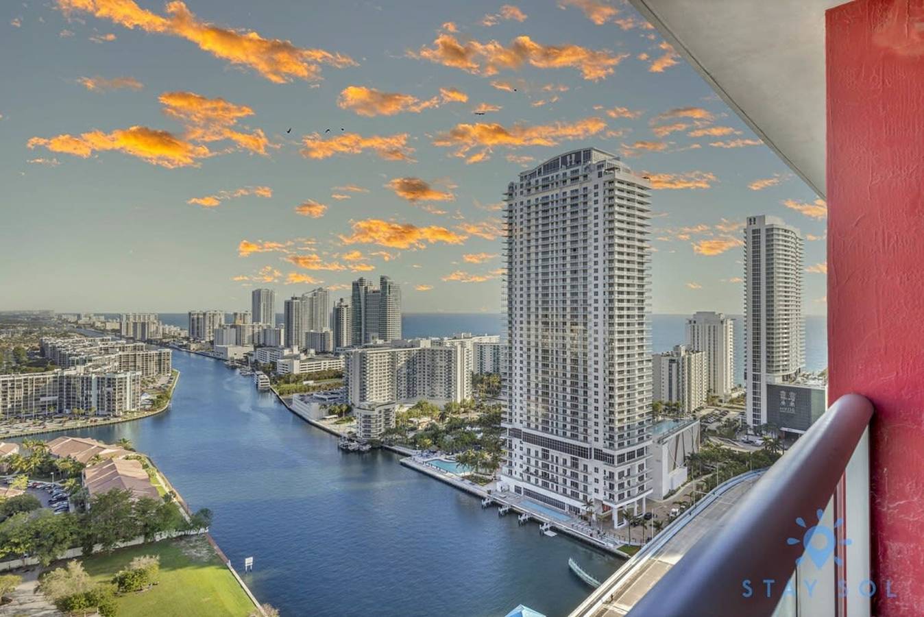 Entire studio, Modern Resort Apartment with Balcony Pool Gym in Hallandale Beach, Broward County