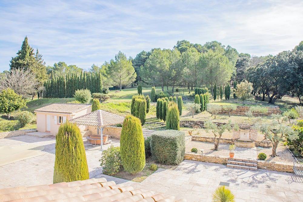 Propriété au milieu des vignes avec parc  entièrement clos et piscine sécurisée in Uchaux, Vaucluse