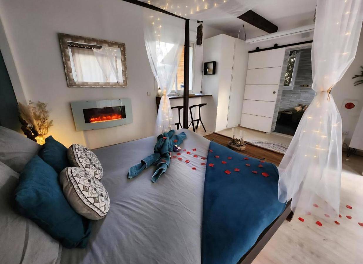A l'Orée des pins - Gite et spa de 30 m2- Options Home Cinéma, Romantique in Cuges-les-Pins, Région de Marseille