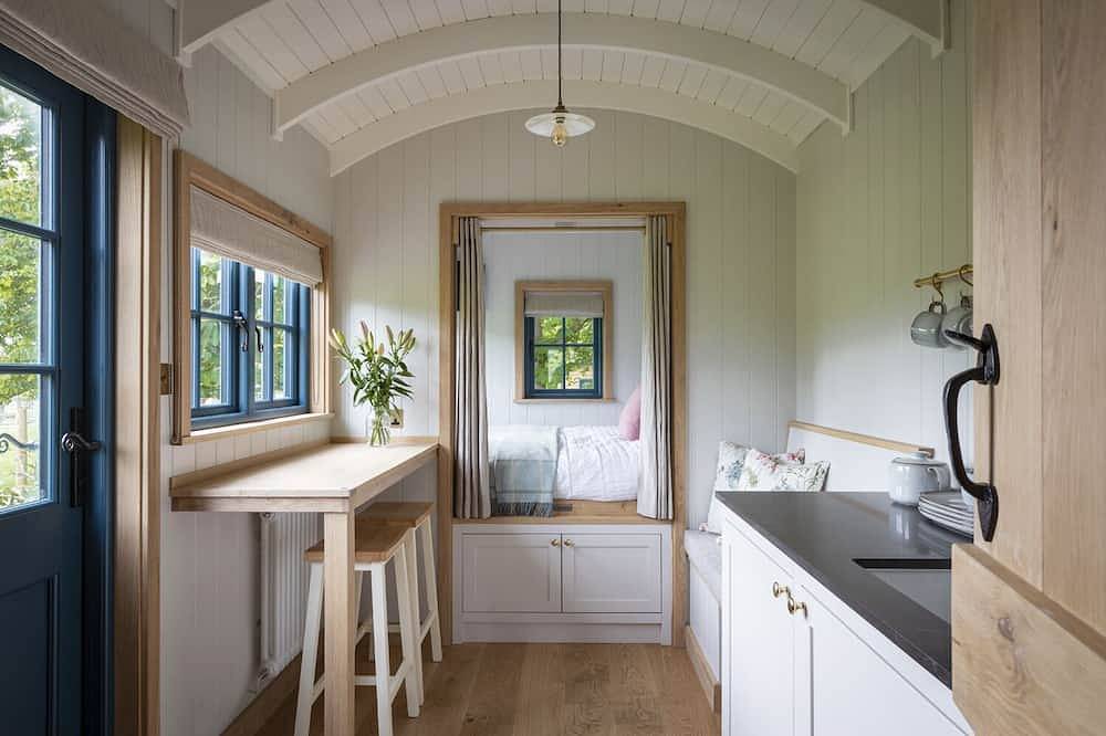 Oak Tree Shepherd's Hut Chatsworth Estate in Baslow and Bubnell, Derbyshire