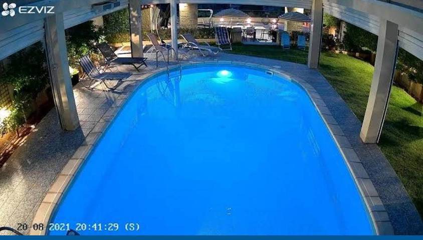 Apartamento para 5 personas, con vistas además de piscina y jardín en Corinto
