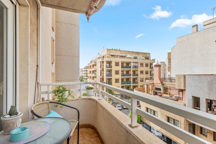 Appartement entier, Appartement 'Sanpolicarpo' avec balcon, Wi-Fi et climatisation in Torrevieja Centre, Torrevieja