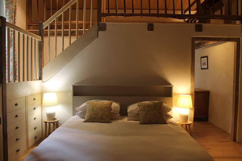 15th-Century farmhouse in the hills of Occitanie in Lauzerte, Quercy