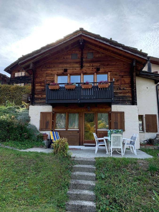 Chalet für 4 Personen, mit Balkon und Terrasse sowie Garten und Ausblick in Naters