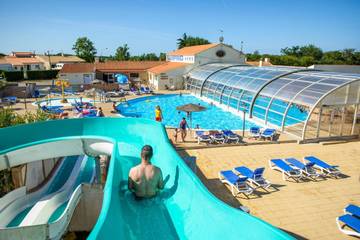 Gîte pour 10 personnes, avec bassin pour enfant et jardin ainsi que terrasse et piscine à Givrand