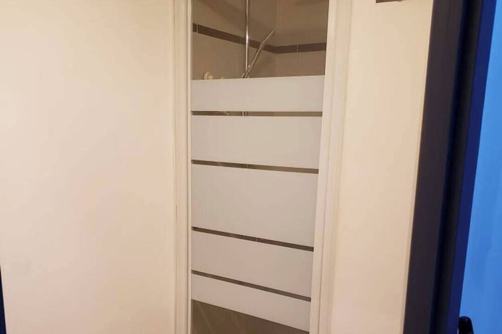 Entire apartment, Single apartment sleeping 4 in Miramas, Istres region