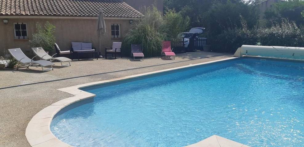 Location de vacances pour 8 personnes, avec piscine ainsi que vue et jardin à Quinson - 2