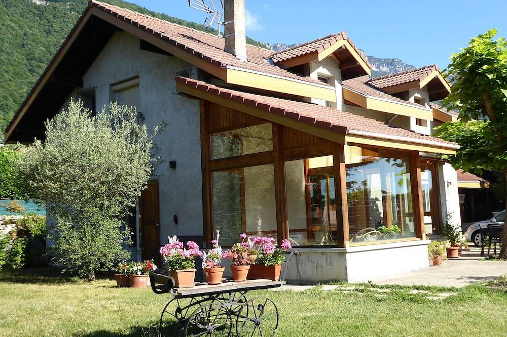 Vacation home rental in the mountains. Dogs welcome. in Saint-Vincent-de-Mercuze, Isère