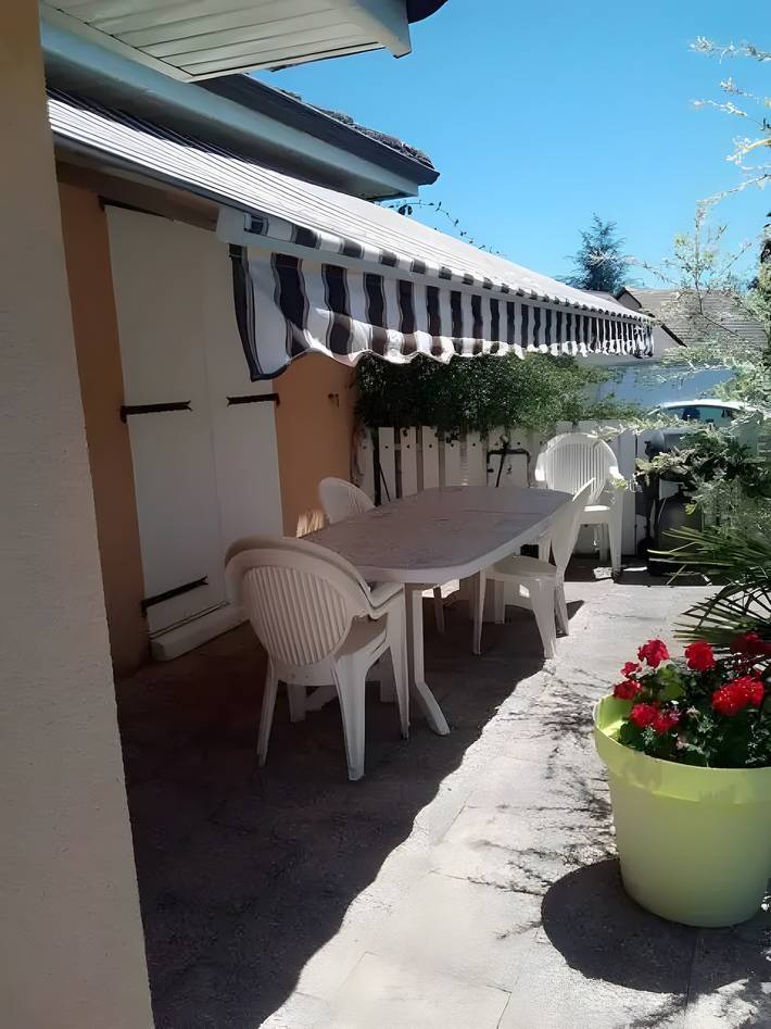 Aux Portes de Moulins Guestroom with Shared Terrace and Wi-Fi