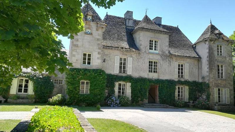 Location de vacances pour 15 personnes, avec Jacuzzi et Terrasse ainsi que Piscine et Sauna à Bassignac
