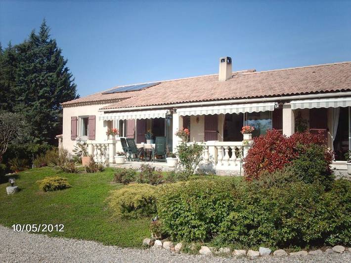 Appartement de vacances pour 3 personnes, avec piscine ainsi que vue et jardin
