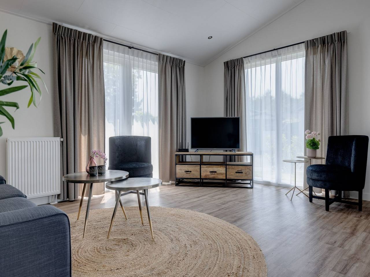 Modern chalet with bath, in a holiday park in the Brabant Kempen in Veldhoven, North Brabant