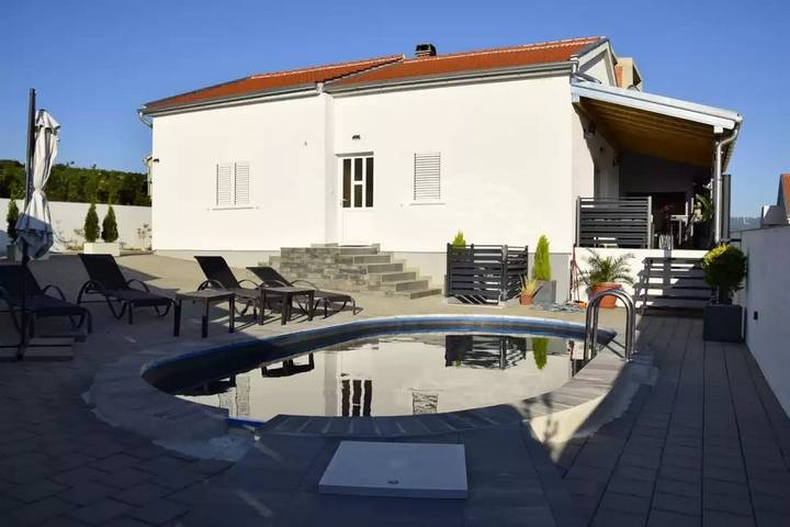 Ferienhaus für 6 Personen, mit Balkon/Terrasse und Pool in Maslenica