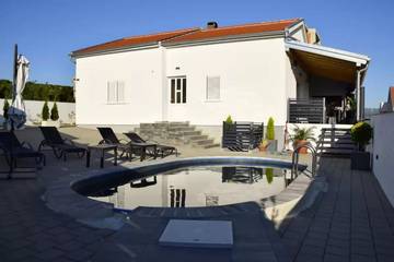 Ferienhaus für 6 Personen, mit Pool und Balkon/Terrasse in Jasenice