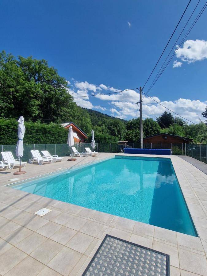 Gîte pour 4 personnes, avec Terrasse et Jardin ainsi que Piscine et Vue sur le lac à Laffrey