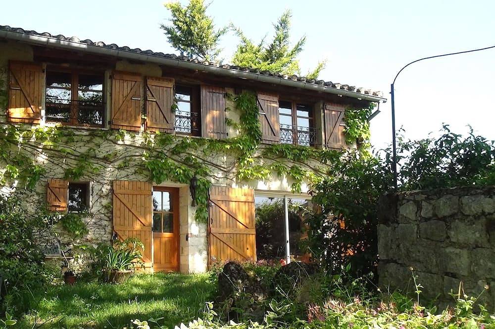 House in Itzac, in the shade of a Tarn heritage oak. in Cordes-sur-Ciel, Albi region