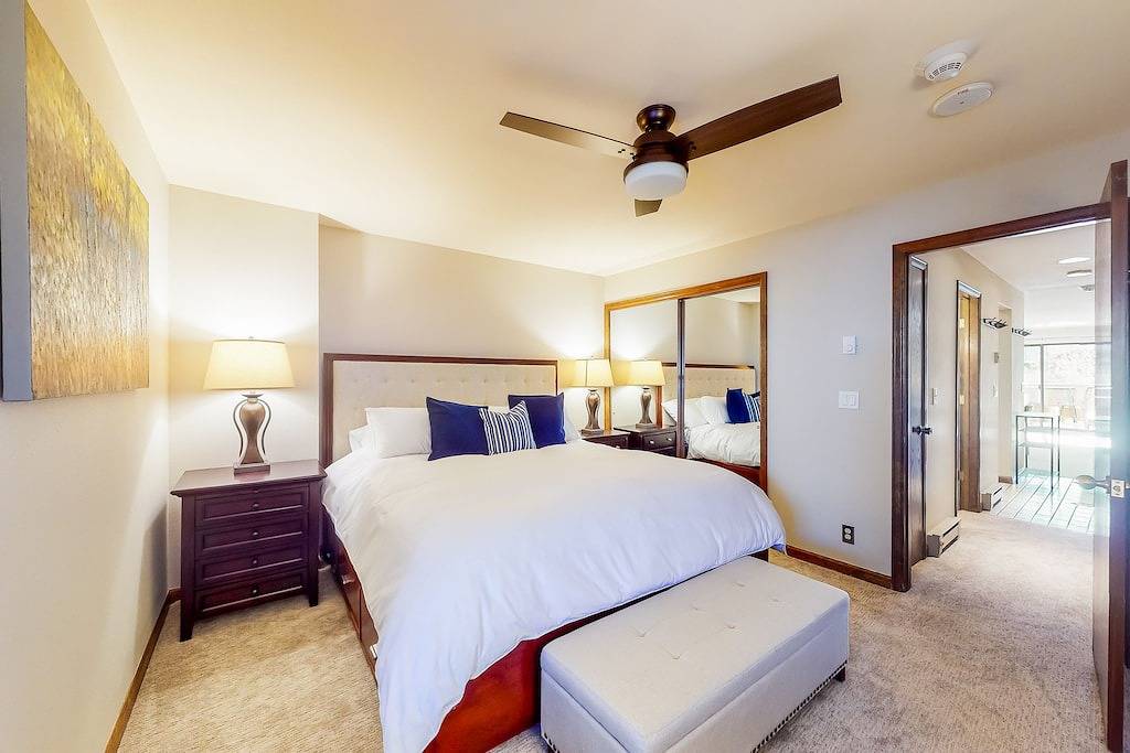 Ganze Wohnung, Modern condo steps to gondola & lake w/ view & patio - in heart of everything in Avon, Beaver Creek