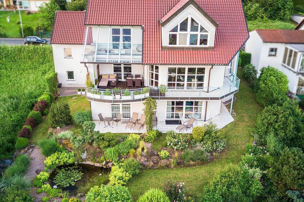 Ganze Wohnung, Helles Appartement (68 qm) für bis zu 4 Personen mit Terrasse und Aussicht über das Saaletal in Bad Bocklet, Rhön-Bayern