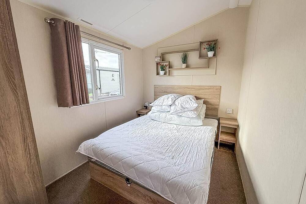 Great caravan with central lounge & Wifi at Broadland Sands, Suffolk in Waveney District, The Broads