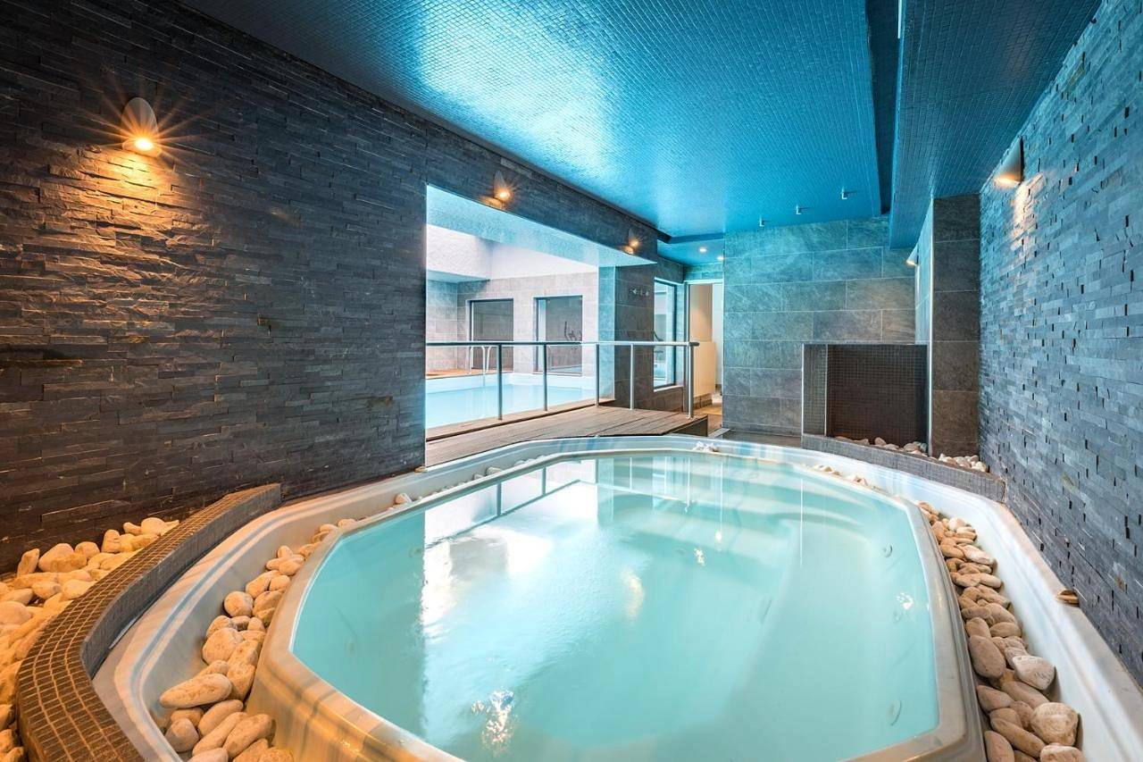 Hotel Brise de Mer - Piscine intérieure & extérieure in Saint-Raphaël, Massif de l'Esterel