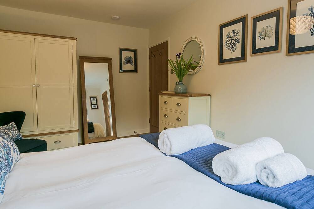 Olinda Cottage -  a ground floor bedroom that sleeps 6 guests  in 3 bedrooms in Beaumaris, Insel Anglesey