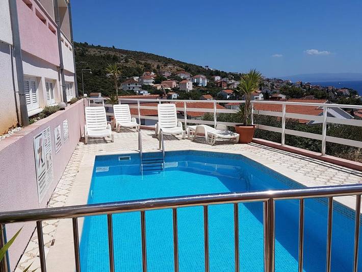 Apartament wakacyjny dla 4 osób, z basen i taras oraz widok w Okrug Gornji