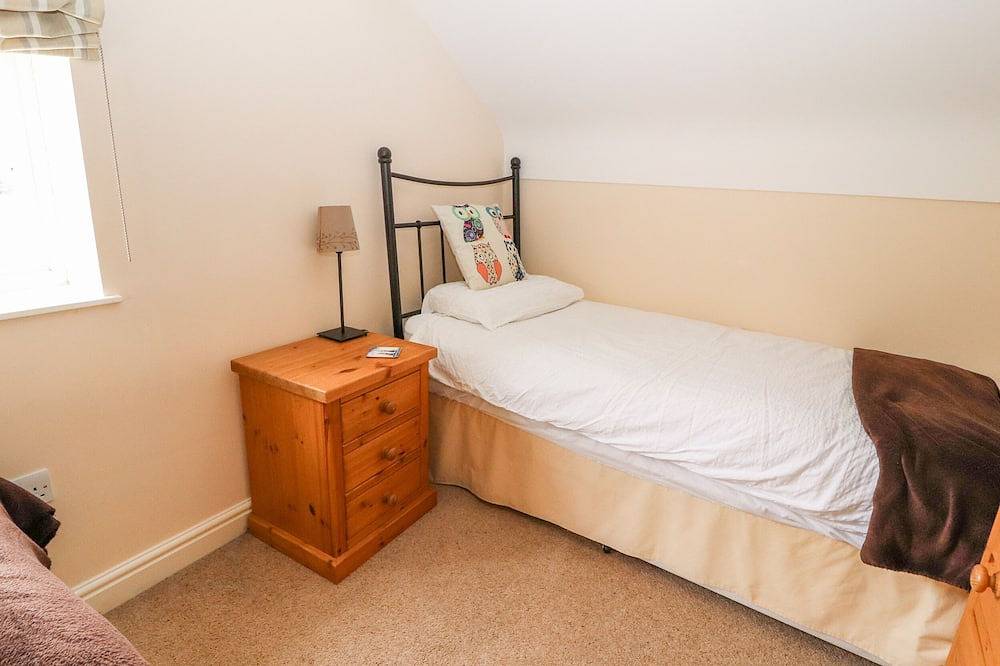 The Shippon, pet friendly, character holiday cottage in Tarporley in Rushton, Cheshire West and Chester