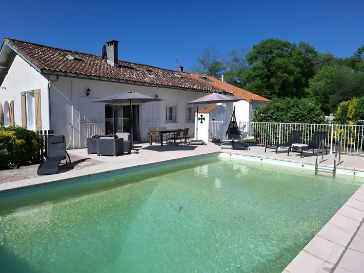Location de vacances pour 6 personnes, avec piscine ainsi que terrasse et jardin, animaux acceptés à Saint-Denis (Aude)