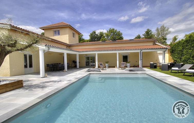Gîte pour 13 personnes, avec Terrasse et Jardin ainsi que Piscine et Vue dans Sourcieux-les-Mines