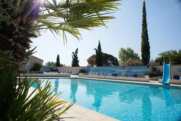 Camping pour 4 personnes, avec piscine et terrasse dans le Languedoc-Roussillon