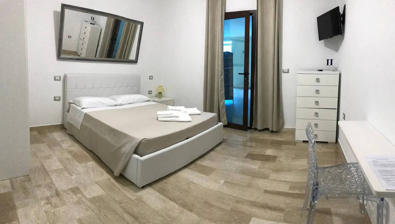 Villa Nuragica - Stanza con bagno privato e vista piscina in Nuraxi Figus, Gonnesa